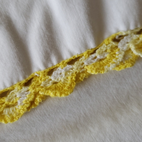 Vintage hand embroidered pillowcase. - Picture 7 of 12